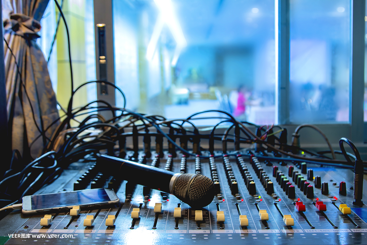錄音室錄音師混音臺上的麥克風(fēng)。